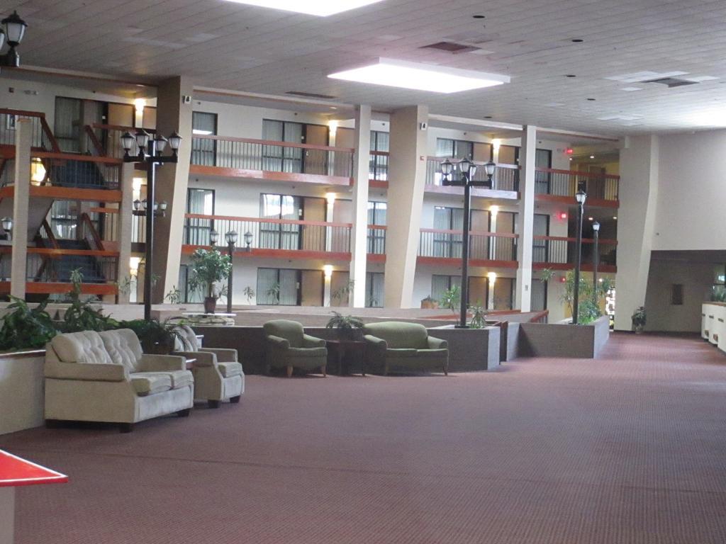 Salina Ambassador Hotel & Conference Center Экстерьер фото