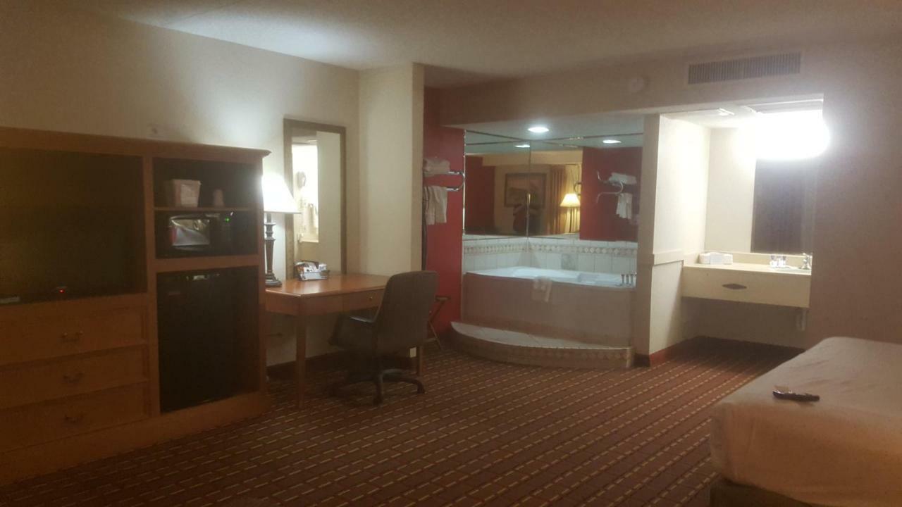 Salina Ambassador Hotel & Conference Center Экстерьер фото